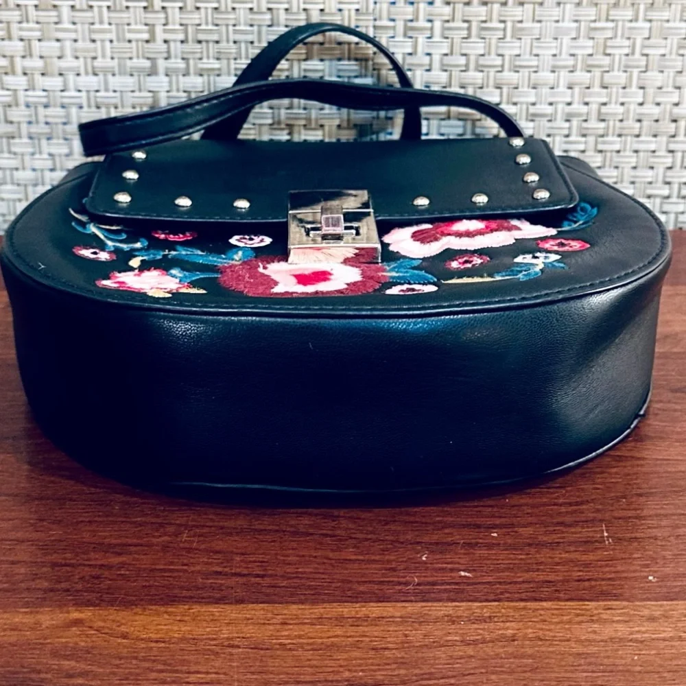 🌟2xHP🌟VTG Express Floral Embroidery Black Faux Leather Saddle Bag Gold Chain - Picture 11 of 13